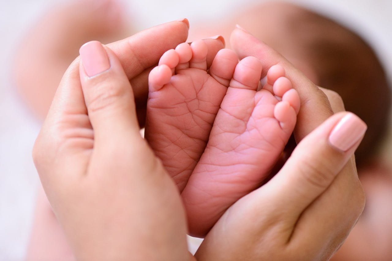 A presença de um pediatra neonatologista na sala de parto é crucial para a saúde e segurança do recém-nascido, garantindo uma transição respiratória segura.